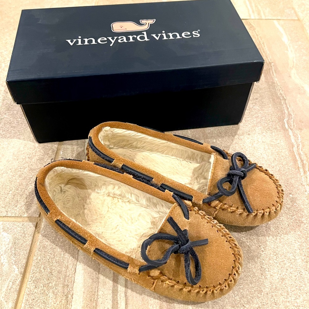 Vineyard Vines girls suede slippers size 1